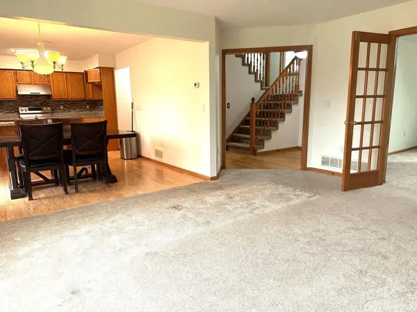 952 Moonlight Drive, Woodbury, MN 55125