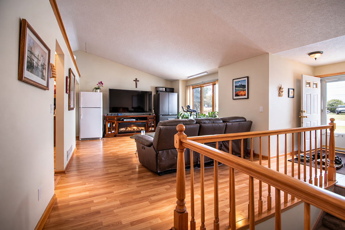 1242 Myrtle Street N, Maplewood, MN 55119 - #1