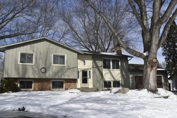 242 Stephen Court, Chaska, MN 55318