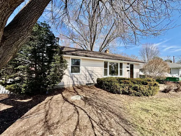 993 Roma Avenue, Roseville, MN 55113