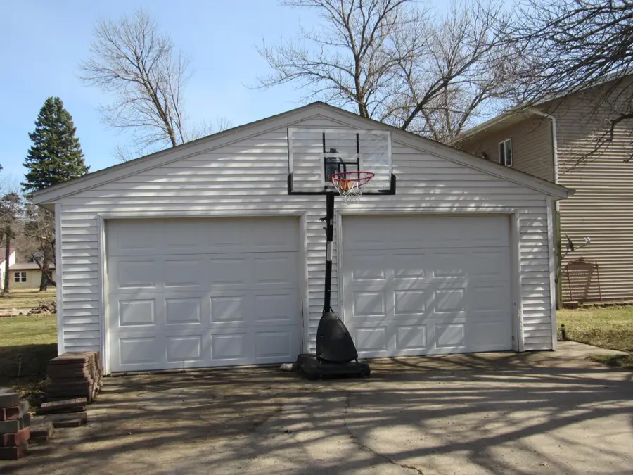 302 W 5th Avenue, Lakefield, MN 56150 - #2