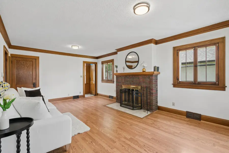 950 Hawthorne Avenue E, Saint Paul, MN 55106 - #2