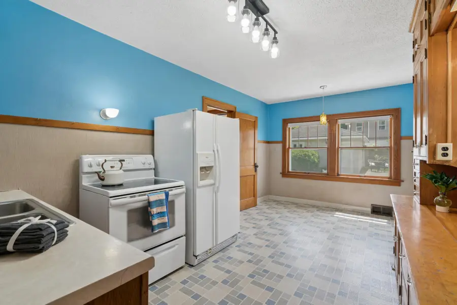 950 Hawthorne Avenue E, Saint Paul, MN 55106 - #3