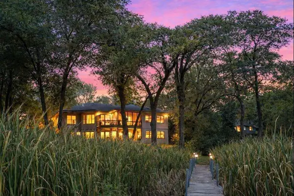 19900 Cottagewood Road, Deephaven, MN 55331