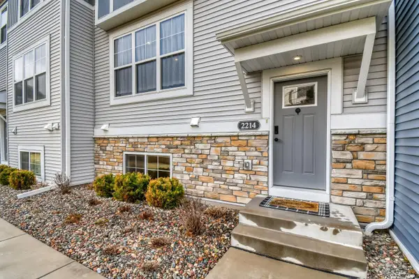 2214 Gateway Curve, North Saint Paul, MN 55109
