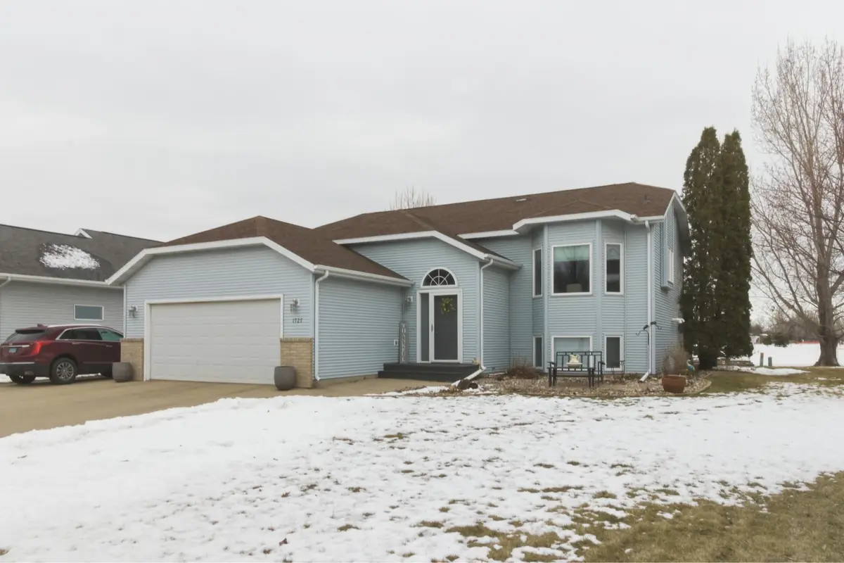 1727 37th Avenue S, Fargo, ND 58104 - #1
