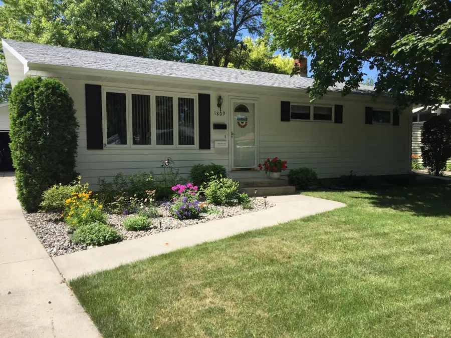 1809 15th Street S, Fargo, ND 58103 - #2
