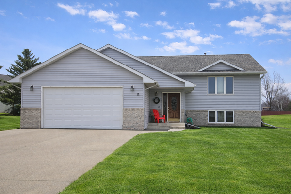 13 Riverside Road, Morris, MN 56267