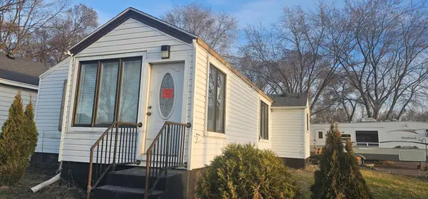 906 1st Avenue E, Shakopee, MN 55379