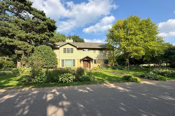14 Mid Oaks Road, Roseville, MN 55113