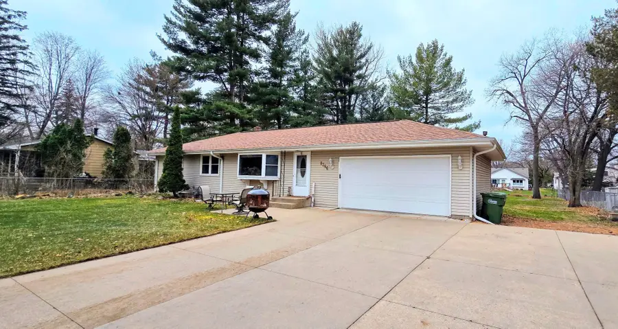 8346 Groveland Road, Mounds View, MN 55112 - #3