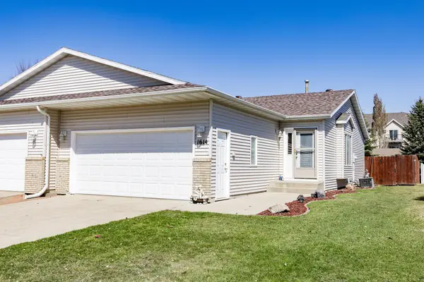 1614 Suntree Drive, West Fargo, ND 58078