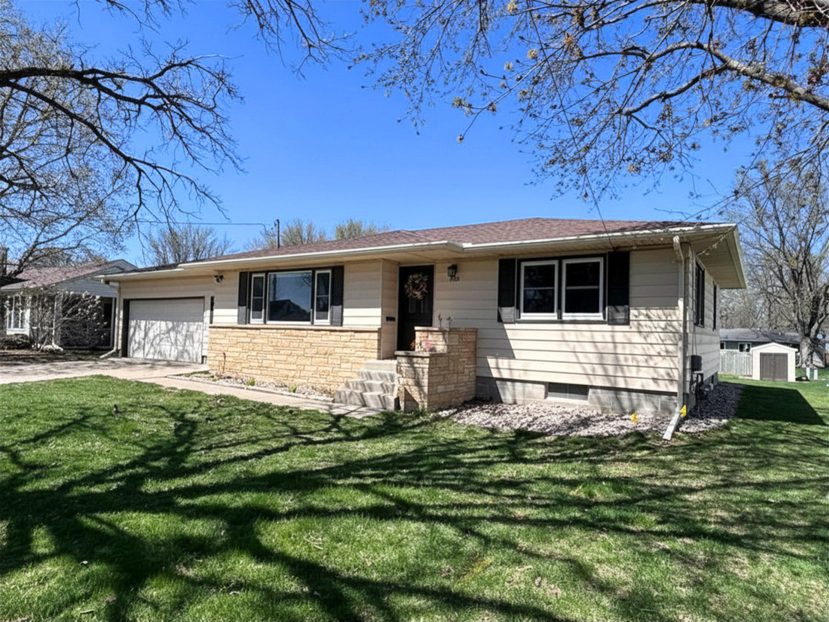 305 9th Avenue Se, Waseca, MN 56093 - #1