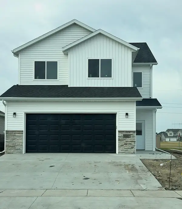 1002 Albert Drive W, West Fargo, ND 58078