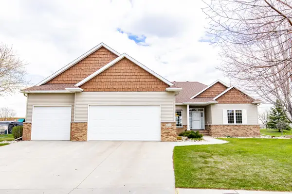 4532 Woodhaven Drive S, Fargo, ND 58104
