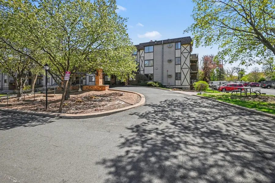 1304 W Medicine Lake Drive #221, Plymouth, MN 55441 - #2
