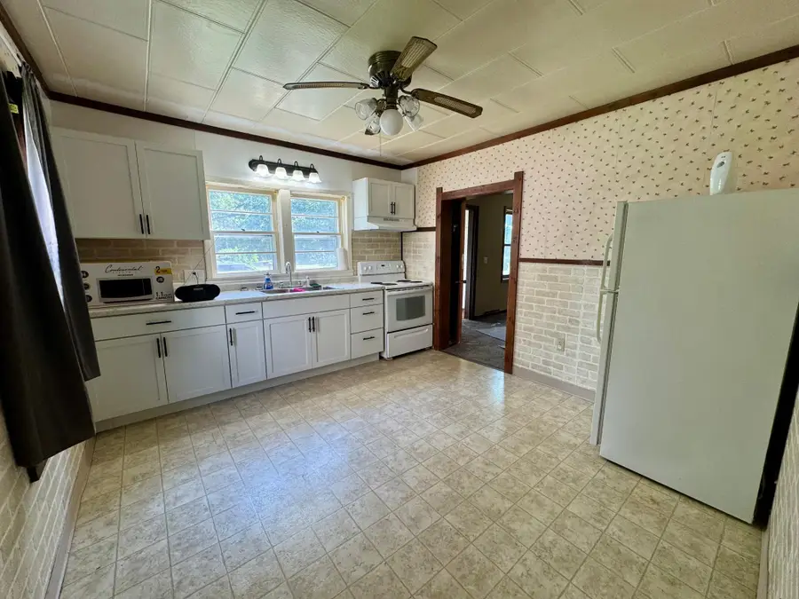915 6th Avenue E, Alexandria, MN 56308 - #3