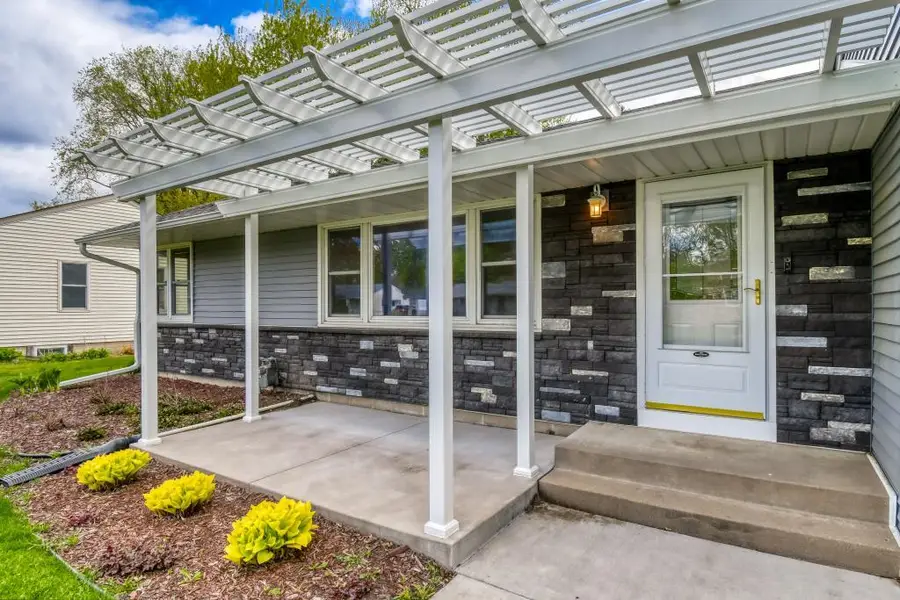 2904 Sheldon Street, Roseville, MN 55113 - #2