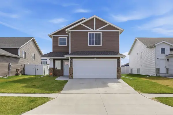 6824 Meadow View Drive S, Fargo, ND 58104