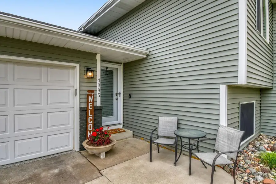 4385 Hamlet Avenue N, Oakdale, MN 55128 - #3