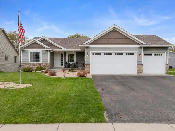 8572 Woodridge Trl, Chisago City, MN 55013