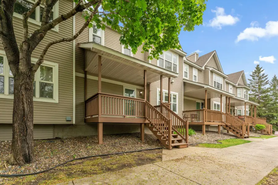 29 River Bend Place, Chaska, MN 55318 - #2