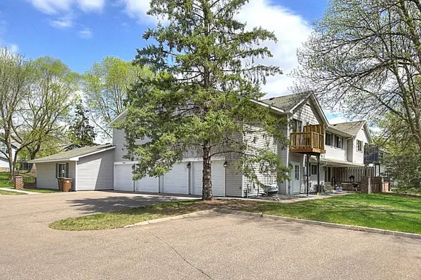 7638 13th Street N, Oakdale, MN 55128