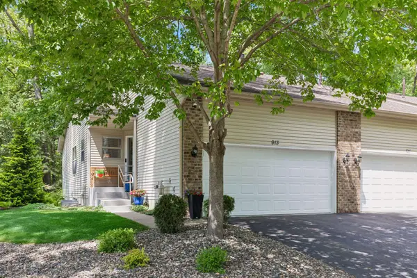 913 Oakwood Heights Circle, Eagan, MN 55123