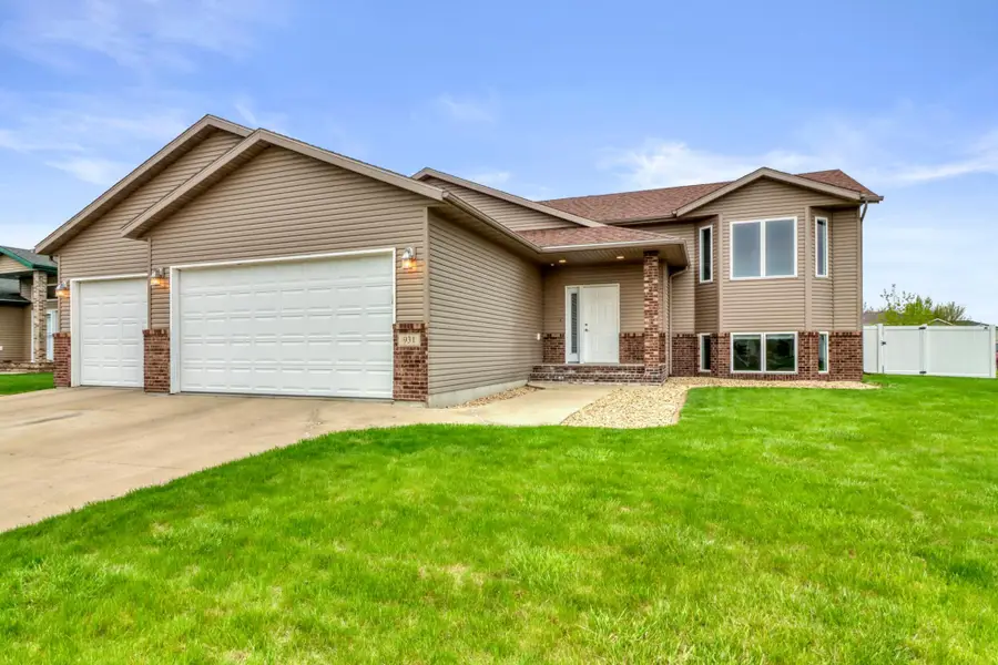 931 35th Avenue W, West Fargo, ND 58078 - #2