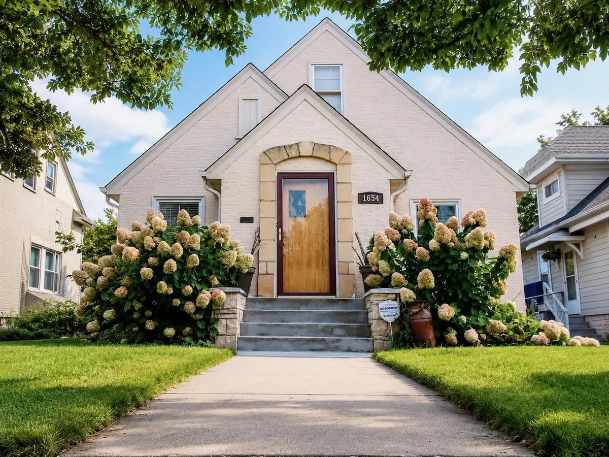 1654 Juno Avenue, Saint Paul, MN 55116 - #1