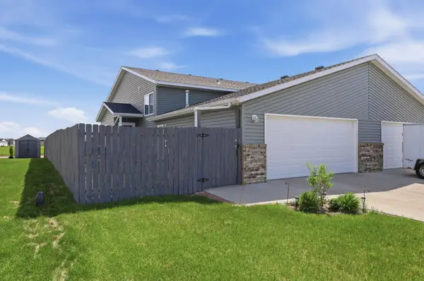 3392 Maple Leaf Loop S, Fargo, ND 58104