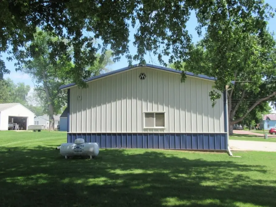129 S Summit Avenue, Hills, MN 56138 - #2