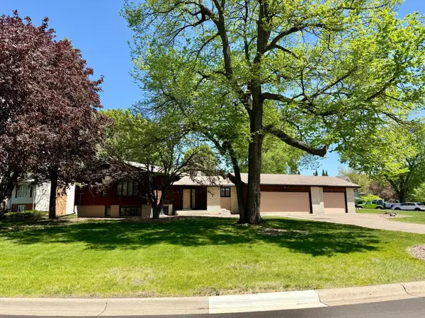 1062 Crestview Drive S, Maplewood, MN 55119