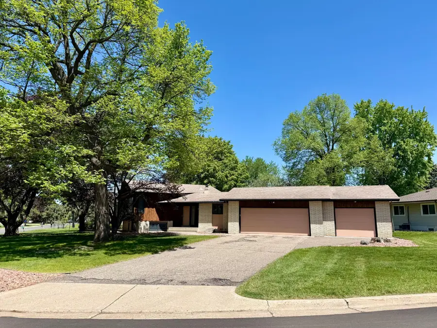 1062 Crestview Drive S, Maplewood, MN 55119 - #2