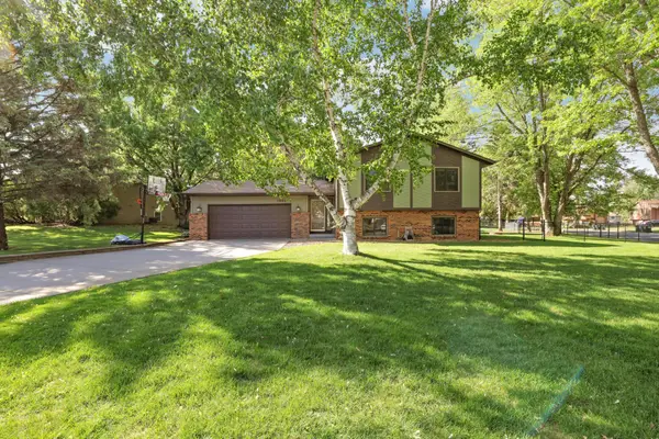 1980 Timber Wolf Trail N, Eagan, MN 55122