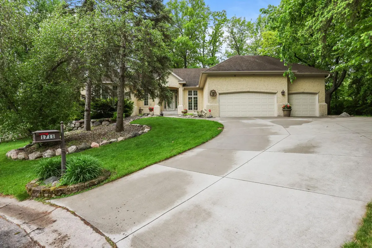 1711 Little Crow Drive, South Saint Paul, MN 55075 - #1