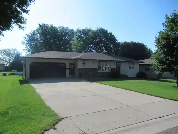 513 S Elizabeth Avenue, Hills, MN 56138