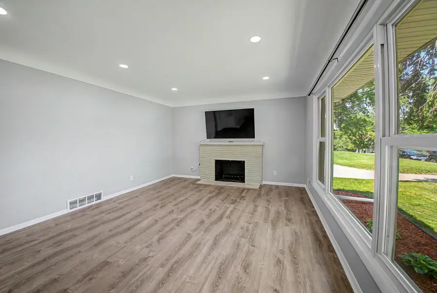 666 3rd Avenue Nw, New Brighton, MN 55112 - #3