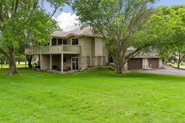 1015 Aston Circle, Burnsville, MN 55337