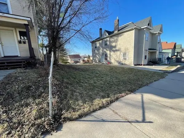 678 Lawson Avenue E, Saint Paul, MN 55106