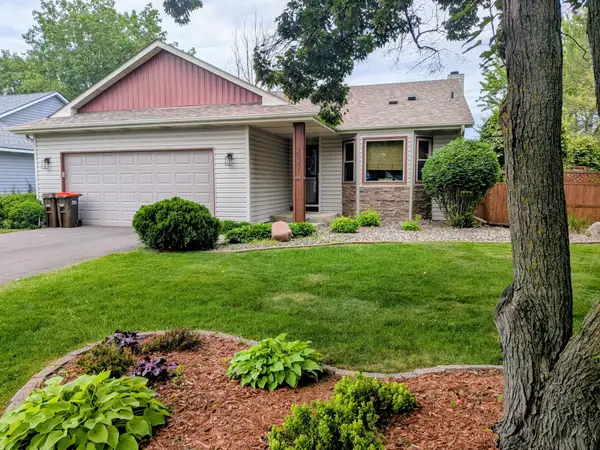 2581 Henslow Avenue N, Oakdale, MN 55128