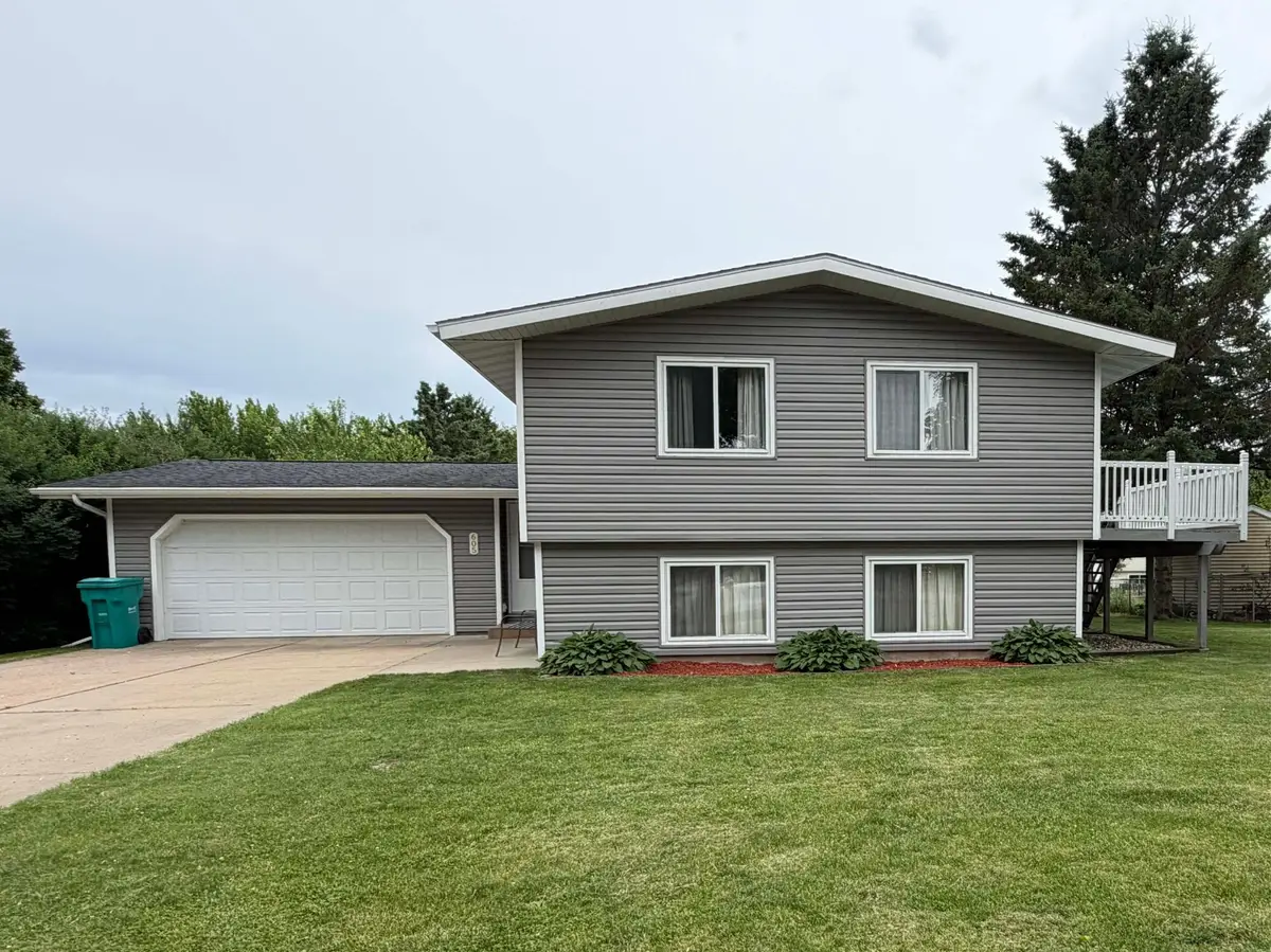605 NW 10th Ave, Waseca, MN 56093 - #1