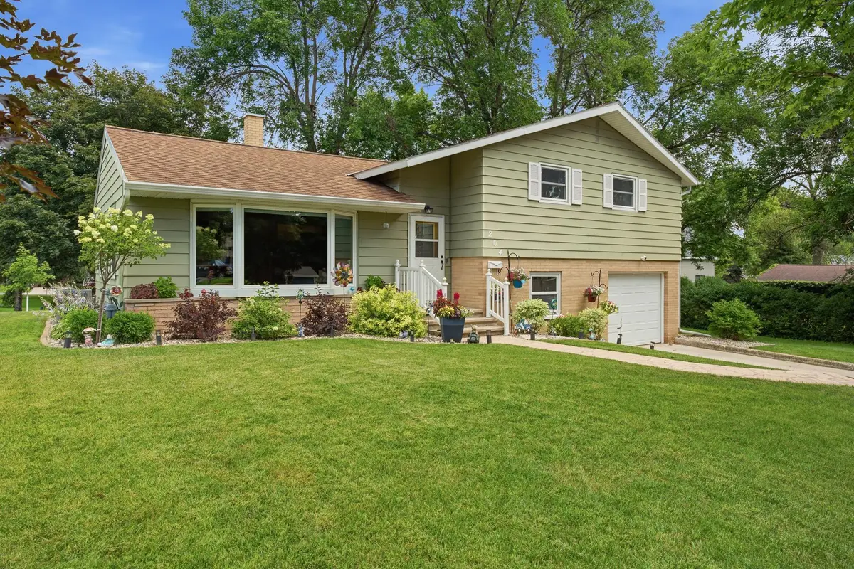 204 2nd Street Nw, Fairfax, MN 55332 - #1