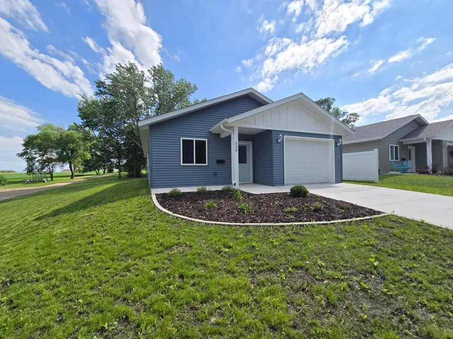 528 E St Charles Avenue, Fergus Falls, MN 56537 - #3