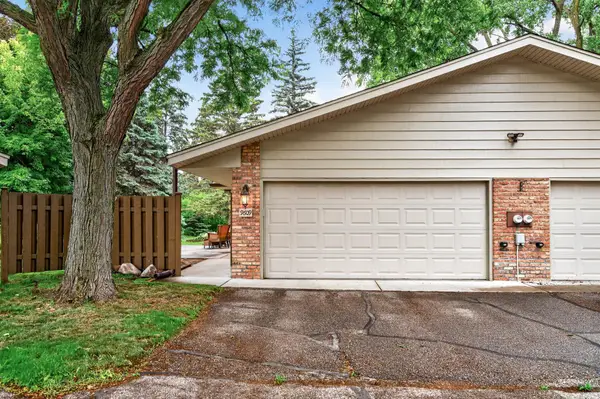 9609 Lonsdale Circle, Minnetonka, MN 55305