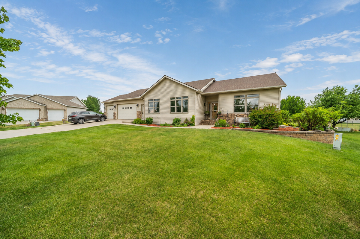 969 32nd Street S, Moorhead, MN 56560 - #1