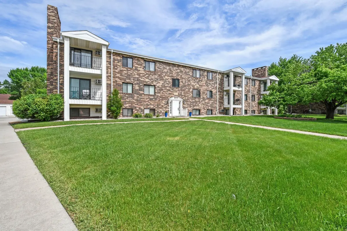 321 Prairiewood Circle S #304, Fargo, ND 58103 - #1