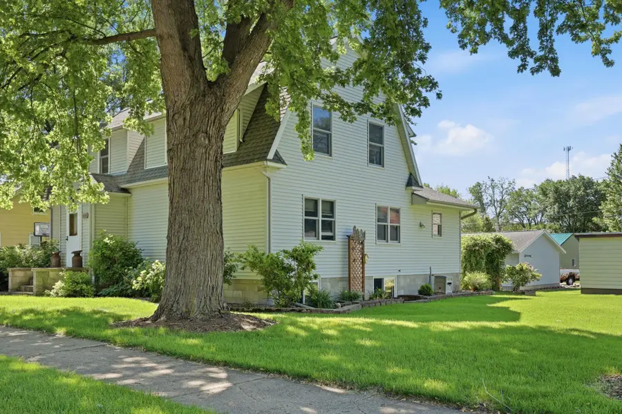 424 E 11th Street, Gibbon, MN 55335 - #2