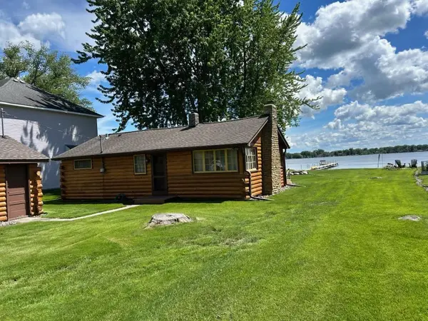 7925 N Shore Trail N, Forest Lake, MN 55025