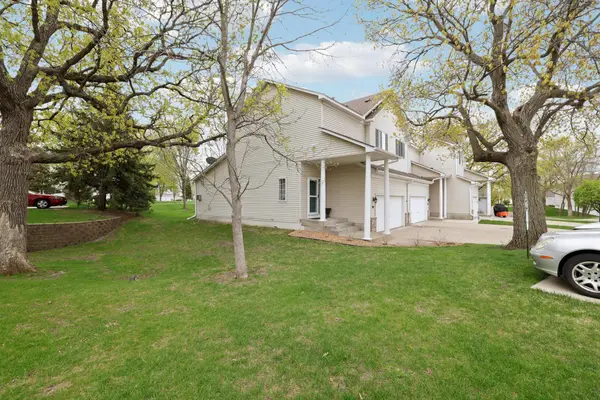 881 Kimberly Lane, Chanhassen, MN 55317